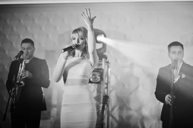 Jak dobrać strój wokalny? Poradnik dla wokalistów