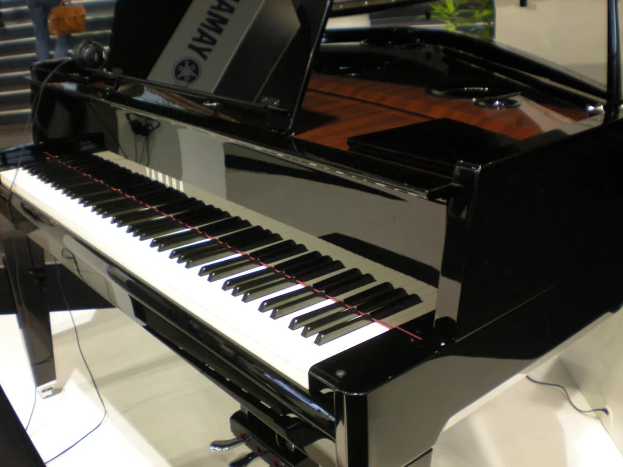 Moderator w pianinie: funkcja, wpływ na dźwięk i technikę gry