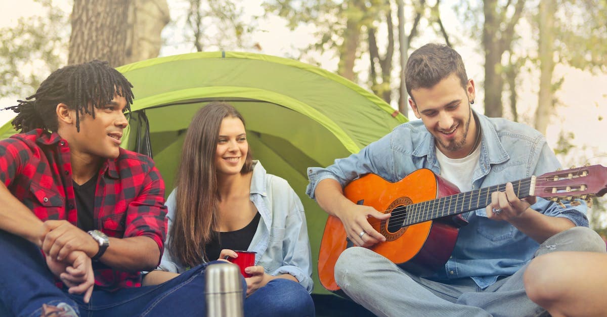 Jak zagrać solo na gitarze akustycznej? 5 porad dla początkujących