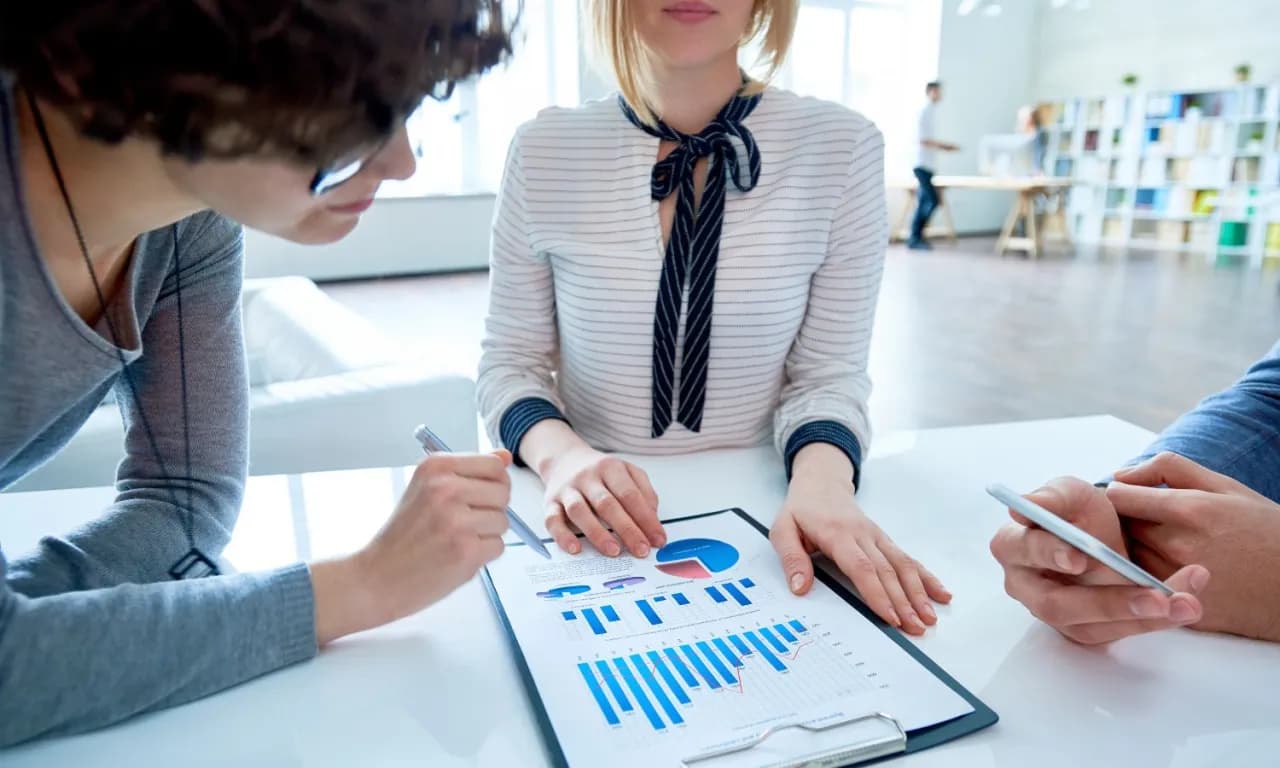 Jak skutecznie analizować reklamy TV: metody i wskaźniki