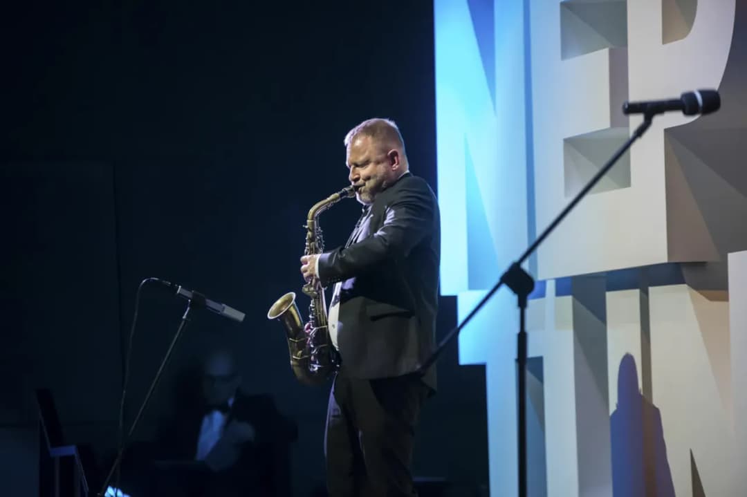 Muzyka z filmu Sąsiedzi: Poznaj kompozytorów i niezapomniane utwory