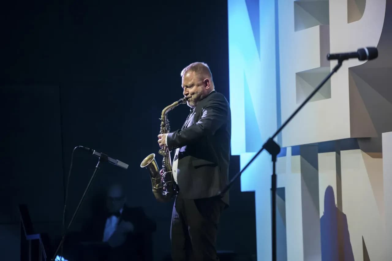 Muzyka z filmu Sąsiedzi: Poznaj kompozytorów i niezapomniane utwory