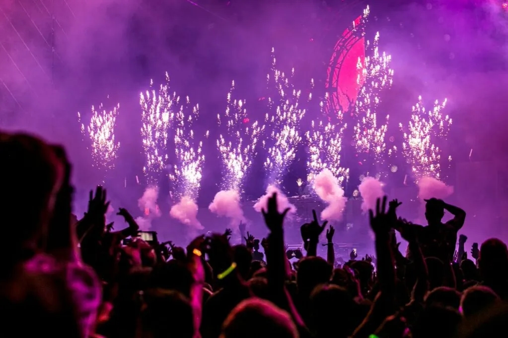 Wszystko co musisz wiedzieć o gatunkach EDM i ich cechach w muzyce