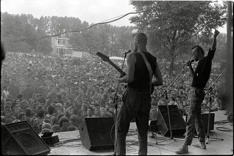 Historia polskiej muzyki punk rock - kultowe zespoły i płyty